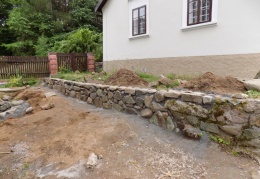 Opěrná kamenná zídky - návrh, realizace, údržba - Praha, Příbram - Zahradní specialista s.r.o.