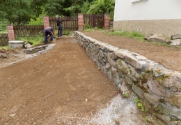 Opěrná kamenná zídka před domem - návrh, realizace, údržba - Praha, Příbram - Zahradní specialista s.r.o.