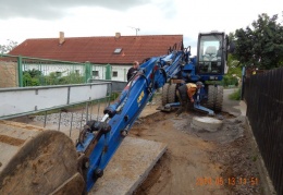 Zemní a výkopové práce od Zahradní specialista, s.r.o. - bagr